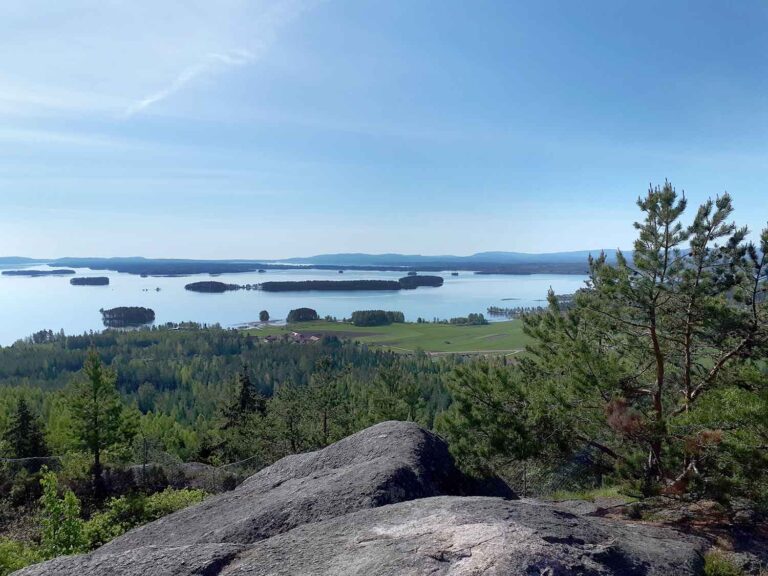 11-17 juli 2022, finns Konst(iga)på Avholmsberget, Hälsinglands vackraste utsiktsplats